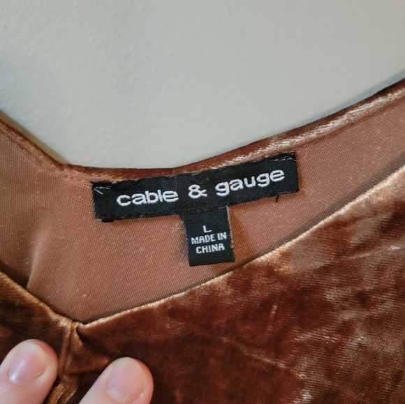 3/$15 💖 Cable & Gauge Velvet Top Cold Shoulder Size Large - Picture 4 of 5